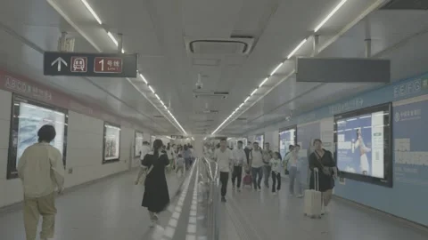 Commuters Walk Through Wide Beijing Subway Corridor Vidéo 341457468