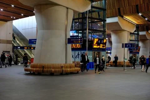 Commuters Walking Around Concourse Below Train Platforms at Lond Foto stock