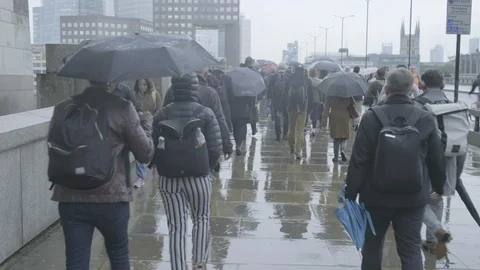 Commuters walking in the rain at rush hour Video stock 118245927