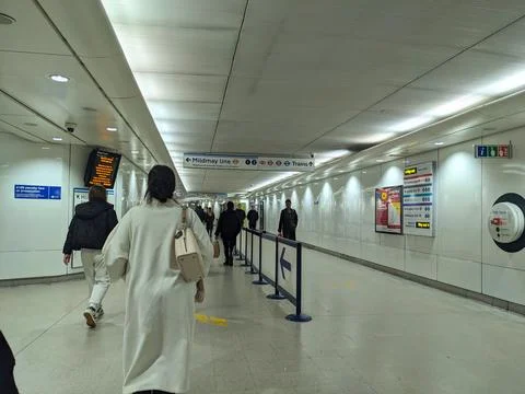 Commuters walking through a modern corridor in Stratford Station on the London Foto stock