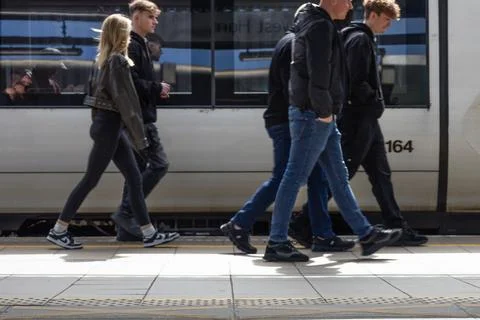 Commuters walking on train station platform. London, UK, 14 April 2024 Foto stock