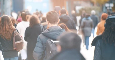 Commuters walking to work with morning sun light in business district blurred Vídeos de archivo 98486191