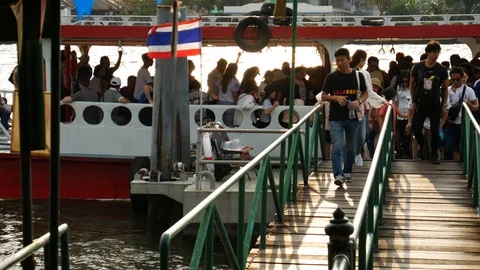 Commuting by boats in Bangkok Video stock 107529596