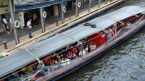 Commuting in Canal during Rush hour in Bangkok Stockbeeldmateriaal 119874411