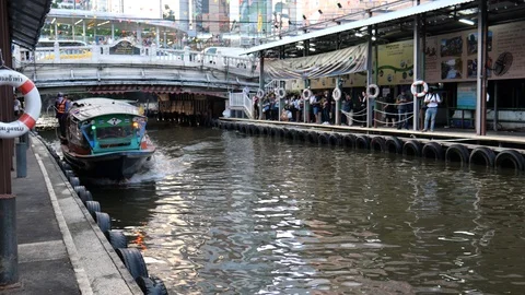 Commuting in Canal during Rush hour in Bangkok Stockbeeldmateriaal 119874914