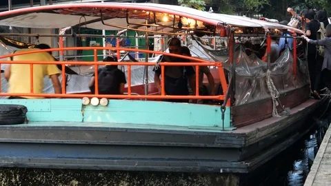 Commuting in Canal during Rush hour in Bangkok Stockbeeldmateriaal 119875968