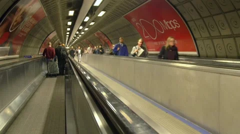 Commuting on the London underground 動画素材 56699895