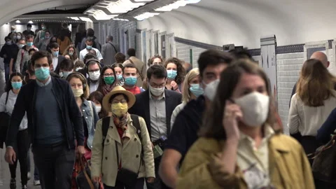 Commuting metro passengers face masks Paris, Covid-19 coronavirus Europe Vidéo 139714760