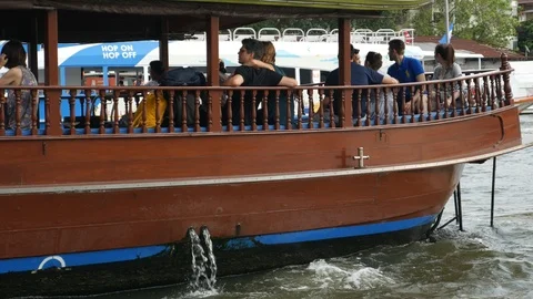 Commuting through the river in Bangkok Video stock 107979539