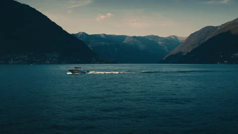 Como lake with boat pulling a man who waterskiing Video stock 139273203
