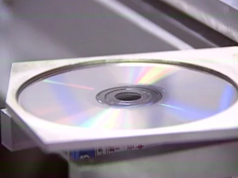 Compact disc cd dvd manufacturing 1980s clean room technology Vidéo 153975898