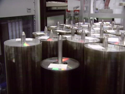 Compact disc cd dvd manufacturing - gathering + piling blank cds on a spindle Vidéo 153977581