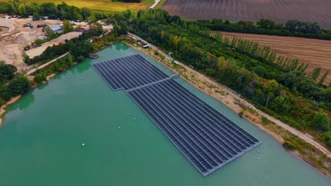 Compact floating solar array on blue water Vídeo Stock 345831778