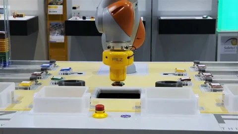 A compact industrial flexible robotic arm distributes objects by color. Vídeo Stock 81000150