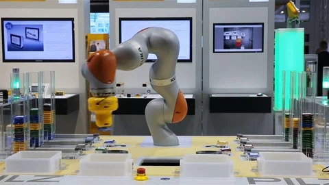 A compact industrial flexible robotic arm distributes objects by color. Vídeo Stock 81000756
