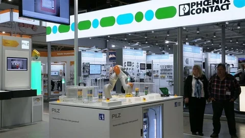 A compact industrial flexible robotic arm distributes objects by color. Vídeo Stock 81001352