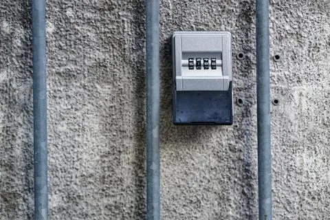 Compact key safe with numeric code embedded in concrete wall. 스톡 사진