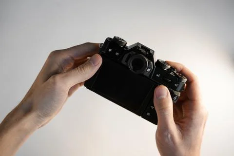 Compact professional mirrorless camera in hand Foto stock