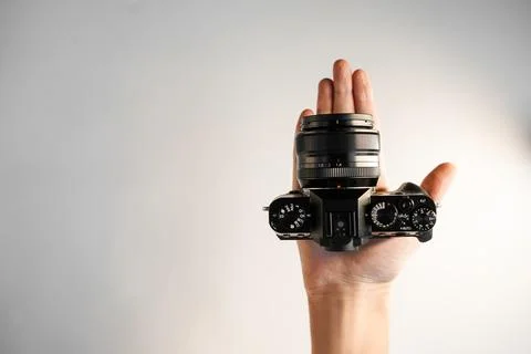 Compact professional mirrorless camera in hand Stock-Fotos