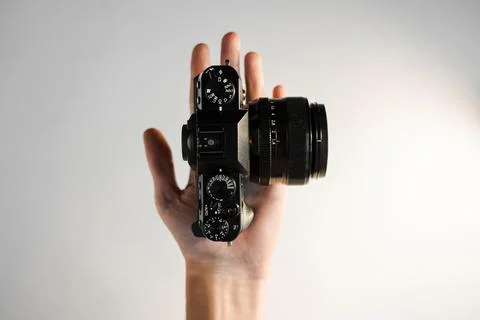 Compact professional mirrorless camera in hand Fotos de archivo