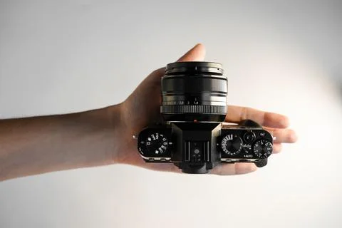 Compact professional mirrorless camera in hand Foto stock