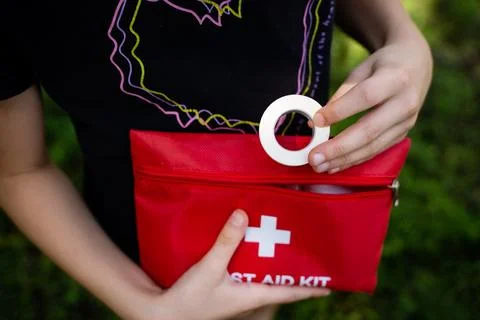 Compact Red First Aid Kit designed for use in Emergency Situations and vari.. Foto stock