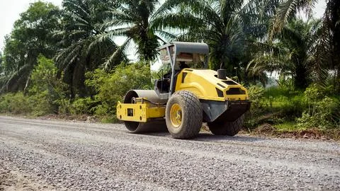 Compactor or vibrator roller or vibro roller is leveling soil, gravel and r.. Foto stock
