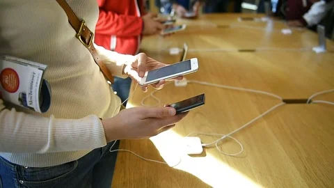 Comparing iPhone vs Windows Phone Vídeo Stock 71562480