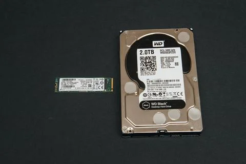 Comparing large HDD hard disk drive from Western Digital to small NVME SSD M2 Foto stock