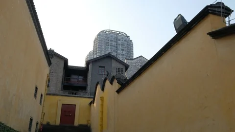 Comparison between traditional architecture and post modern architecture Vídeos de archivo 123984510