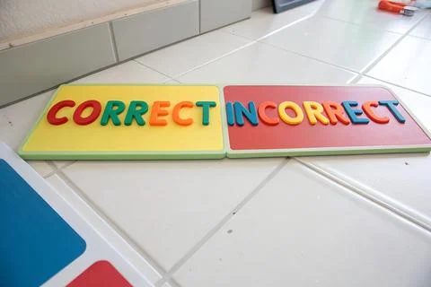 Comparison of Correct and Incorrect Words on Colorful Educational Boards Foto stock