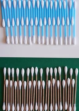 A comparison of eco-friendly and plastic cotton buds flat lay Foto stock