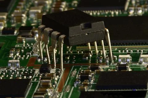 Comparison of generations of electronic components. An element in the DIP8 ca Foto stock