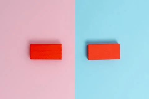 Comparison of Two Objects Blocks Pencils Sticker Notes Facing Inward Outward Foto stock