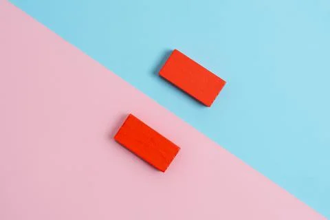 Comparison of Two Objects Blocks Pencils Sticker Notes Facing Inward Outward Foto stock