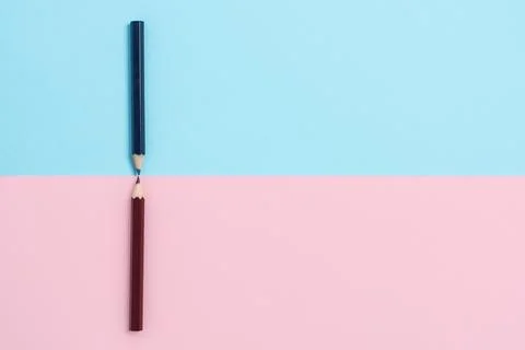 Comparison of Two Objects Blocks Pencils Sticker Notes Facing Inward Outward Foto stock