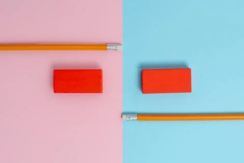 Comparison of Two Objects Blocks Pencils Sticker Notes Facing Inward Outward Foto stock