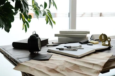 Compass and map on table 库存照片