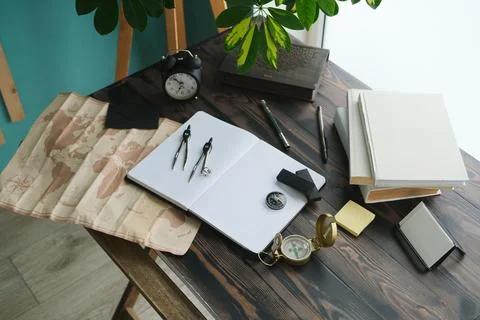 Compass and map on table 库存照片