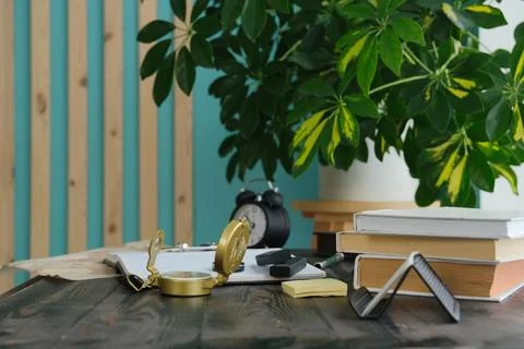 Compass and map on table 库存照片