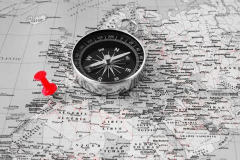 Compass and mark on world map background. Travel concept. Foto stock