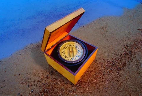 Compass In A Box On The Beach Stock-Fotos