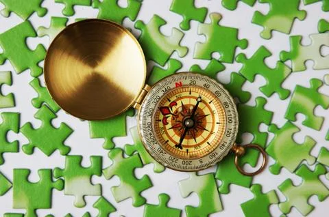Compass on the green puzzle Foto stock