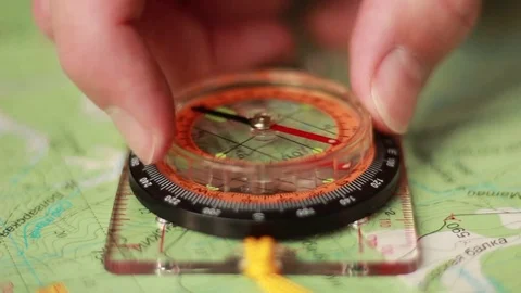 Compass on the green topographical map Vídeo Stock 73513981