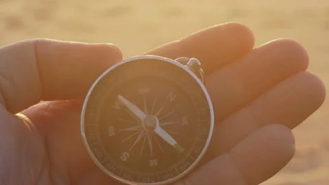 Compass in hand on sea beach background Vídeo Stock 163138204