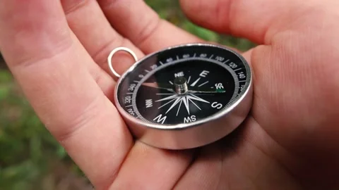 A compass in a man's hand Video stock 134735531