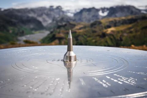 Compass orientation table and Icelandic peaks near Eyjafjallajokull Foto stock