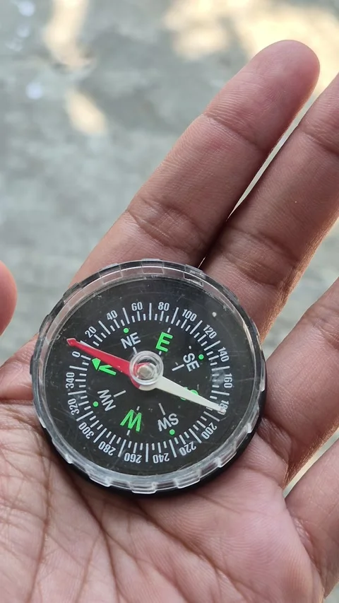 Compass in the palm of a hand Video stock 336036661