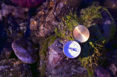 A Compass On River Rocks Foto stock