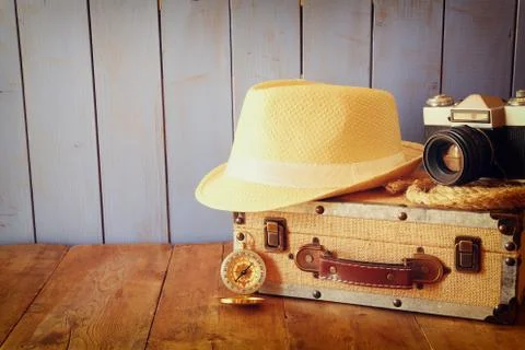 Compass, rope old camera and fedora hat. explorere concept Foto stock
